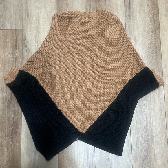 Romeo & Juliet Couture Tan and Black Sweater Top Medium - Picture 2 of 4